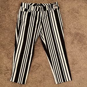New York & Company - Women's Black and White Stripes Crop Pants (NWT)